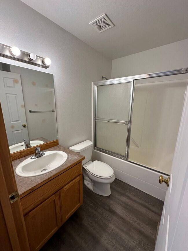 Building Photo - Spacious 4 Bed, 2.5 Bath Home!