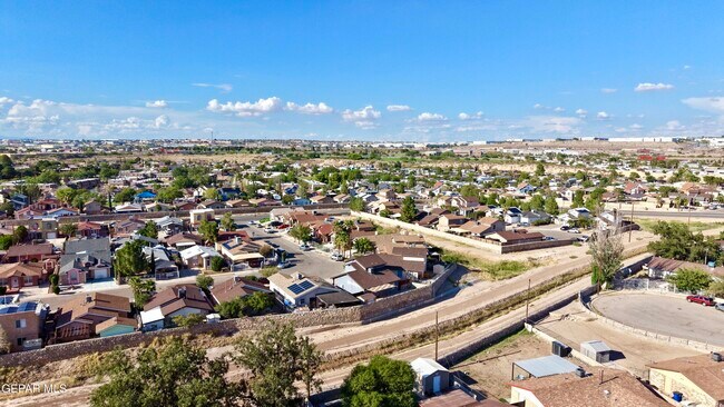 Building Photo - 9150 Bur Oak Cir