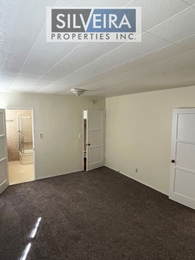 Building Photo - Inviting 2 Bedroom Home ready and available for rent!
