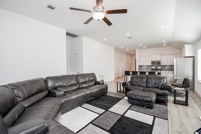 Building Photo - 31438 Vineyard Creek Dr