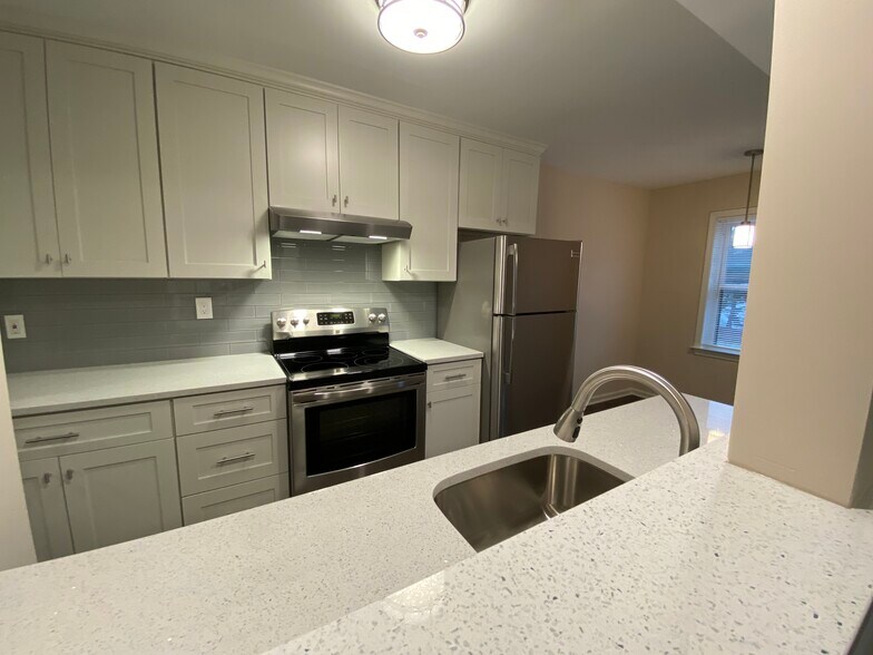 Breakfast nook - 365 Mather St