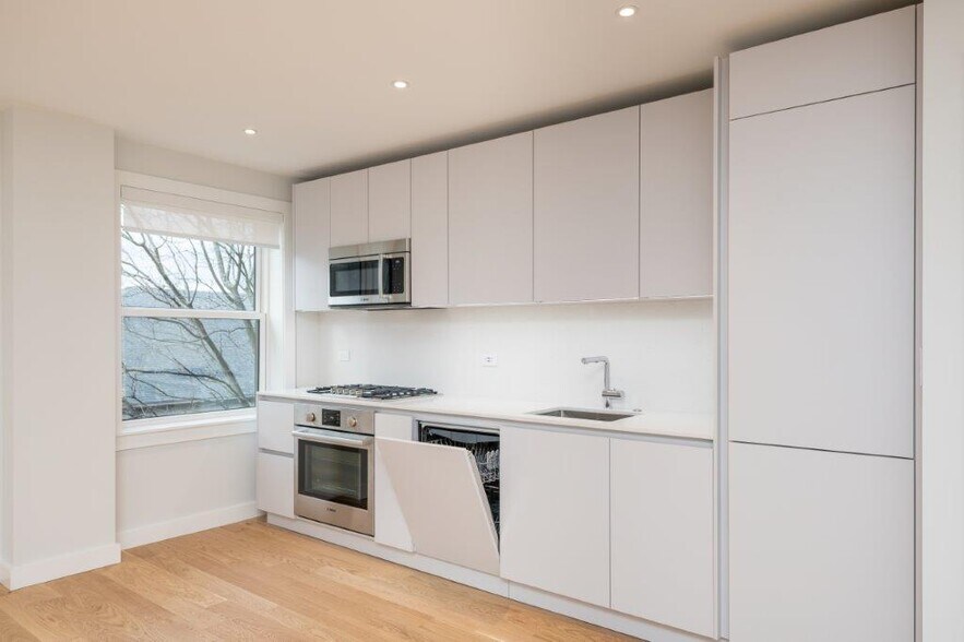 Building Photo - 131 Highland Ave