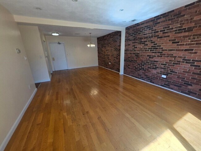 Building Photo - 123 Elm St