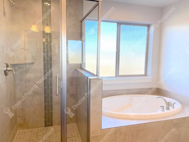 Building Photo - 4BR SE Bend home in great neighborhood wit...