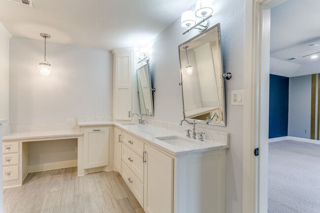 Building Photo - 4 bedroom with pool in Colleyville