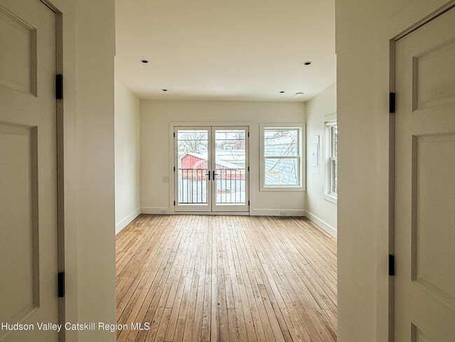 Building Photo - 438 Warren St