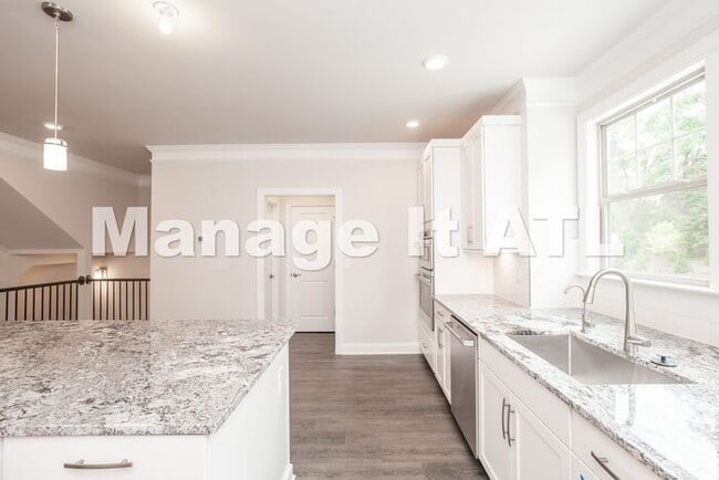 Building Photo - 4 Bedroom Townhome in Chamblee