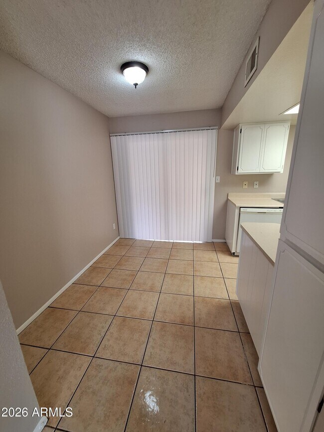 Building Photo - 1449 E Knoll Cir