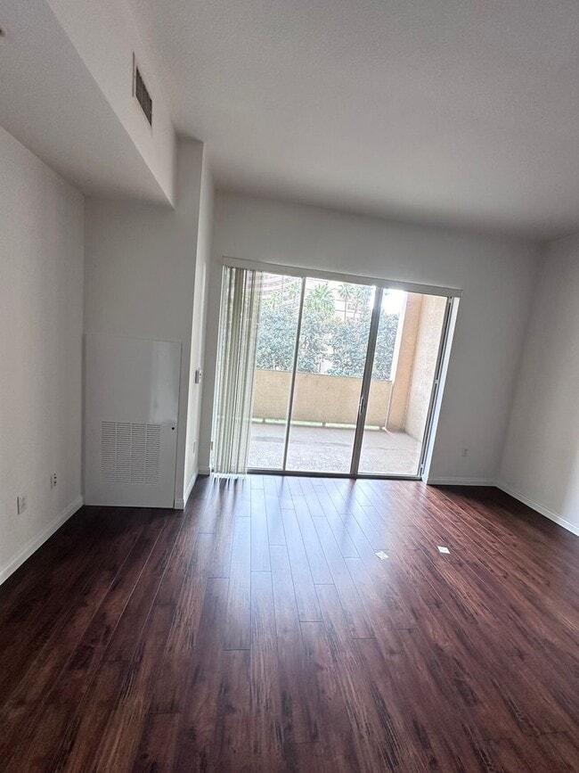 Building Photo - Modern Downtown Long Beach Condo with Ocea...
