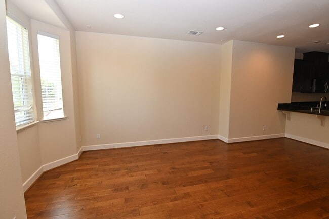 Building Photo - Tralee Village-Tri-Level Townhome, Modern ...