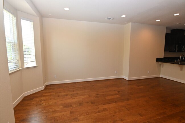 Building Photo - Tralee Village-Tri-Level Townhome, Modern Finished, Community Amenties (580 & Hopyard)