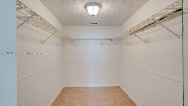 Building Photo - 114 Lake Emerald Dr