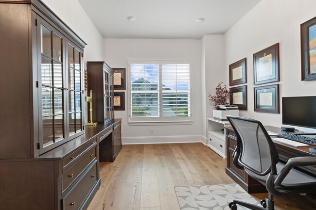 Building Photo - 902 Falcon Hollow Ln