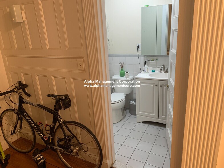 Building Photo - 533 Newbury St