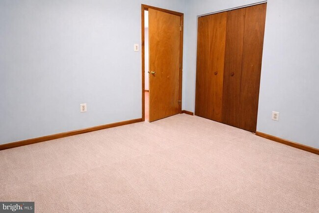 Building Photo - 524 Longshore Ave