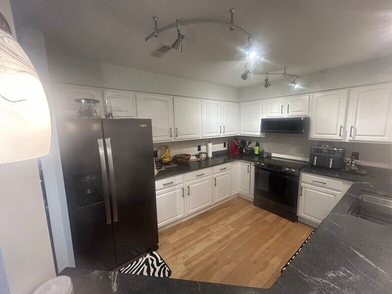 Building Photo - 530 Windstone Dr