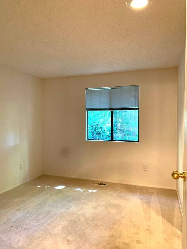 Building Photo - 13611 SE 56th Pl