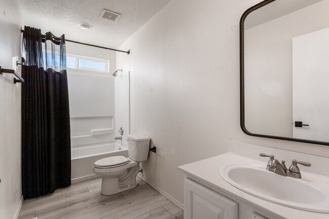 Building Photo - 708 Troon Dr SE