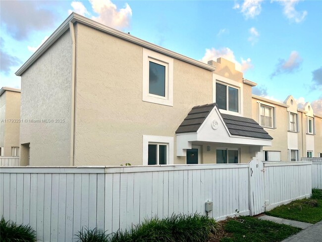 Building Photo - 4515 SW 68th Ct Cir