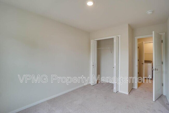 Building Photo - 2628 NE 117th Pl