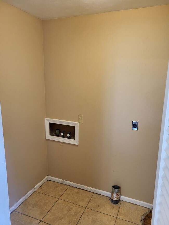 Building Photo - Downs1345-1347