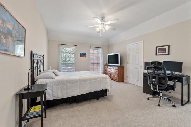 Building Photo - 2147 Hilton Head Dr