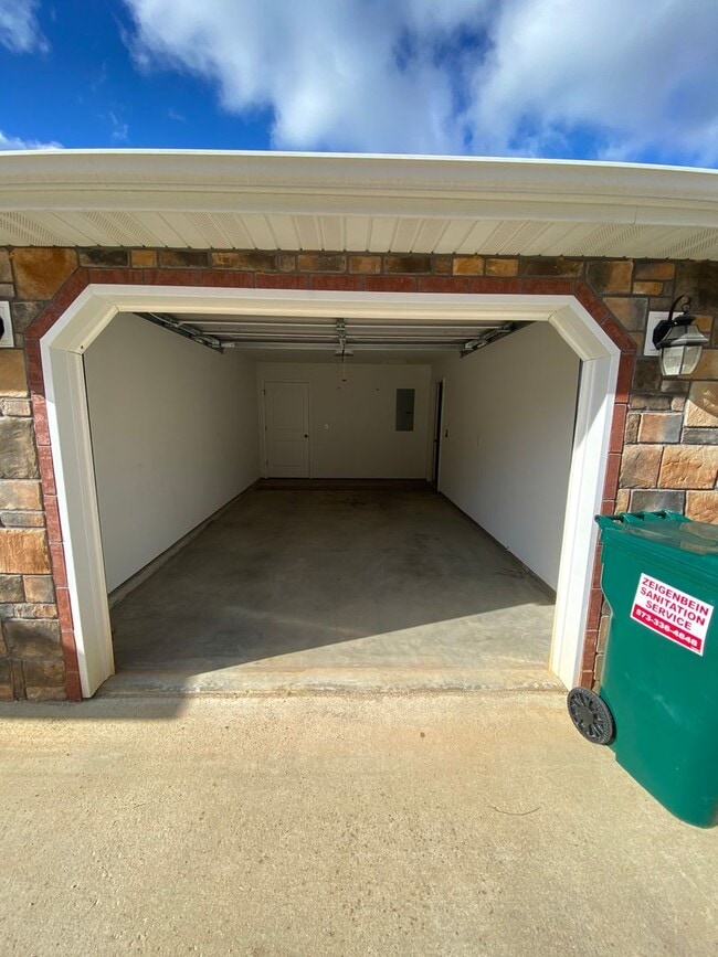 Building Photo - ~*~Gorgeous 2 Bedroom 2 Bathroom Duplex~*~