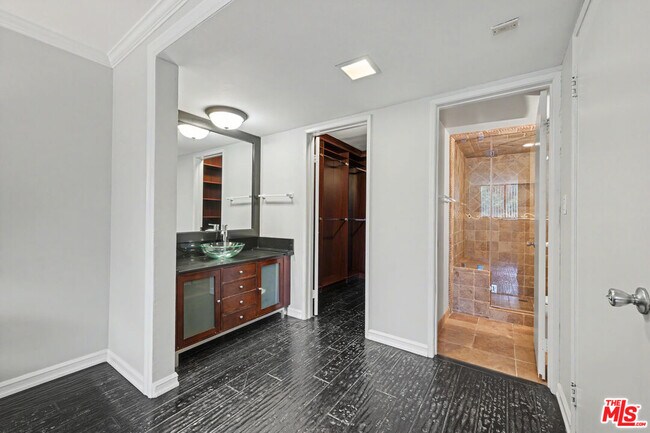 Building Photo - 10535 Wilshire Blvd