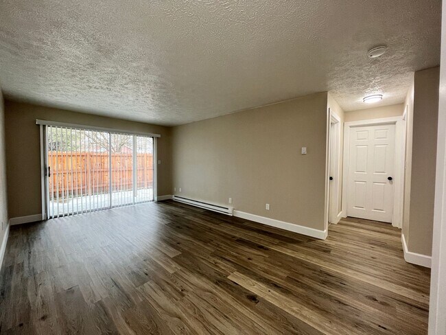 Building Photo - Contemporary 2 Bedroom / 1 Bath in Charmin...