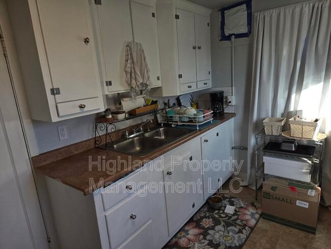 Building Photo - 1160 1/2 NE Lake St