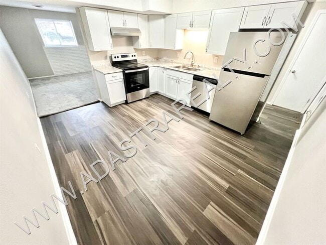 Building Photo - Beautiful 4 Bed Duplex in Independence-Ava...