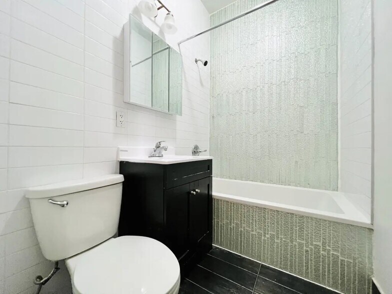 Building Photo - Furnished room/NOT APARTMENT
