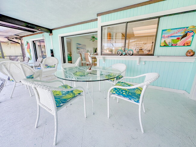 Building Photo - Gorgeous pool and spa home in central Sarasota