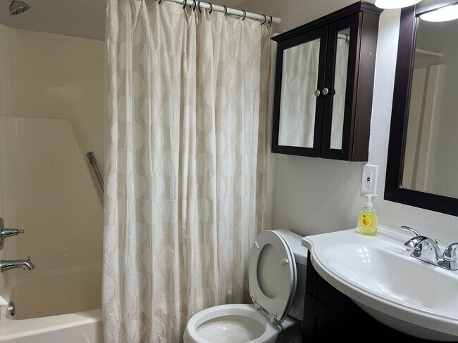 Building Photo - One-bedroom, One-bath Condo with Loft in S...
