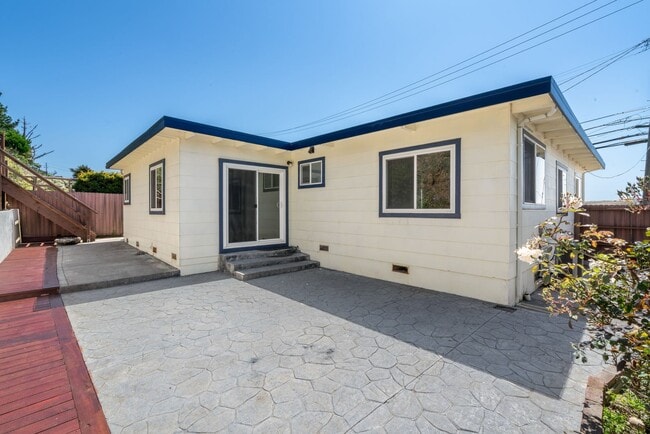 Building Photo - Pacific Ocean and Hillside Views