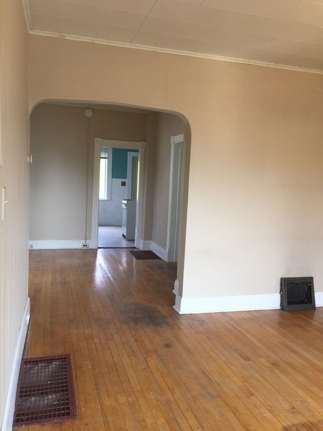 Building Photo - 1217 E 7th St