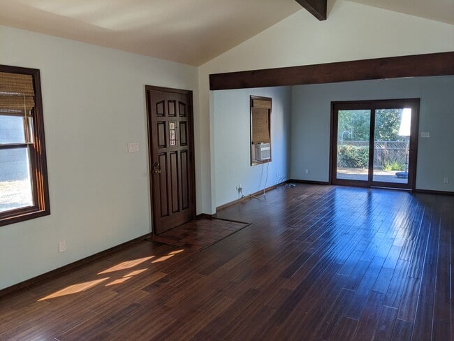 Building Photo - Stunning 1-bed, 1-bath Detached Cottage in...