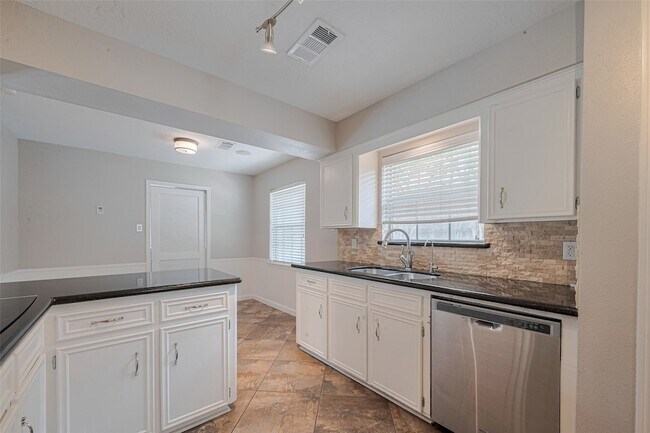 Building Photo - 927 Carlingford Ln