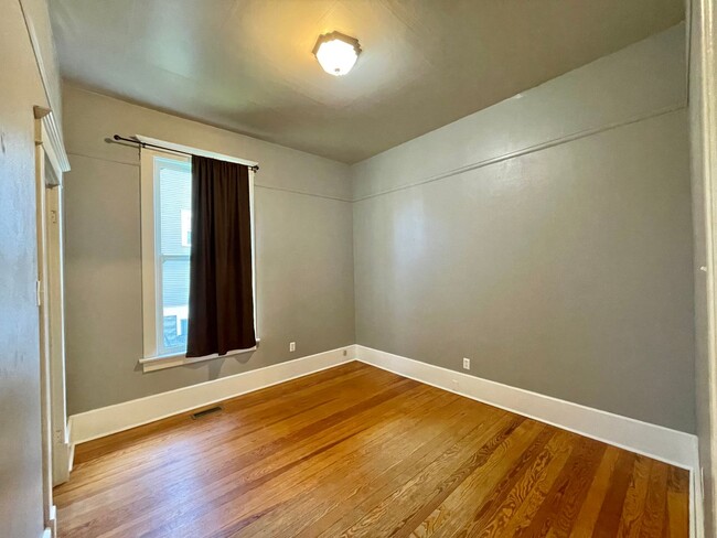Building Photo - AVAILABLE NOW! Move-In Special! Half Off F...