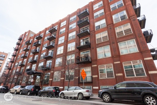 Primary Photo - 1 br, 1.5 bath Condo - 420 S Clinton St Ap...