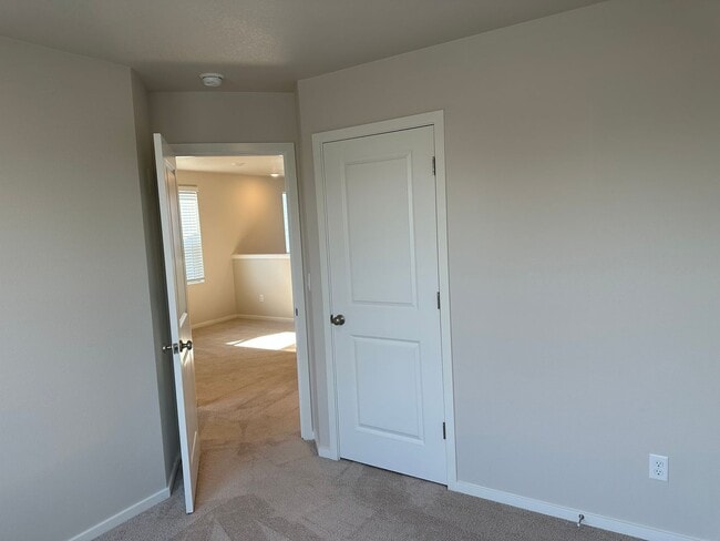 Building Photo - Newer 4 bedroom 2.5 bathroom house!