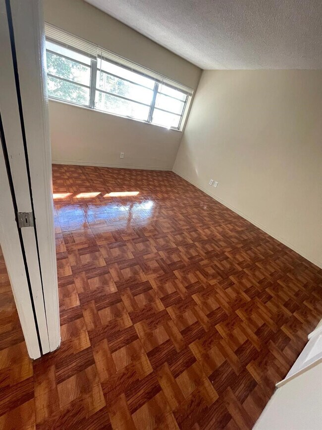 Building Photo - 16800 NE 15th Ave