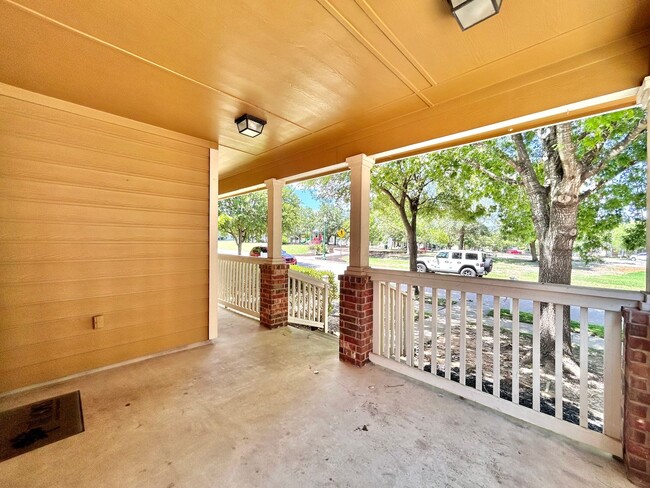 Building Photo - Charming 3BR/2BA Two-Level Home with Cover...