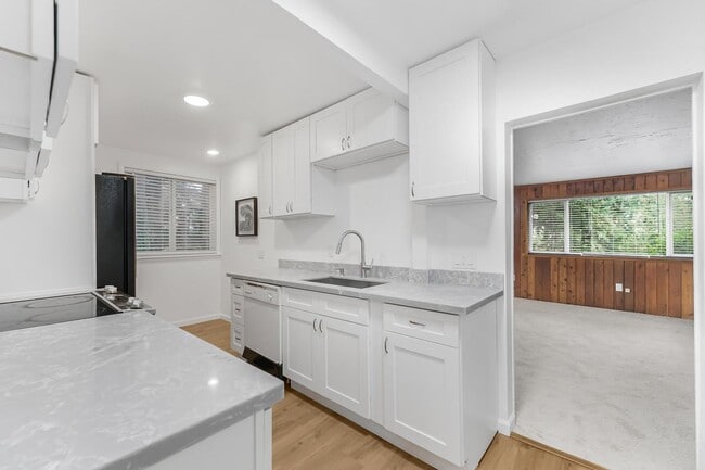 Building Photo - Fully Renovated & Very | Huge Yard | New HVAC | Lease w/ Option to Buy