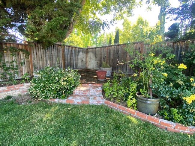 Building Photo - Pleasanton Single Story House 4 bed/2 bath, Downtown next to Amador Valley High! Great Location