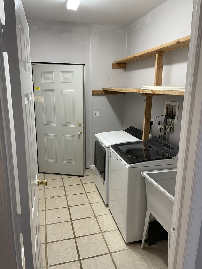 Building Photo - 824 Apache Ln
