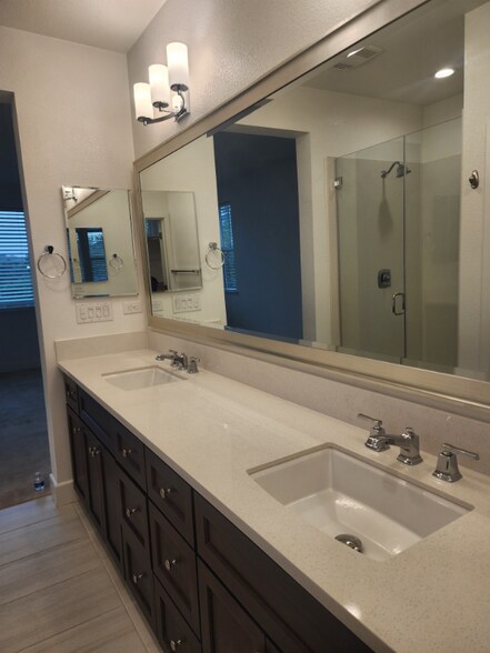 Building Photo - 337 W Phelps Dr