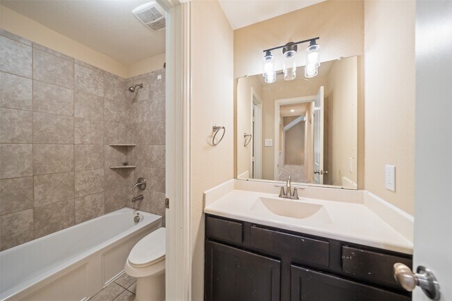 Building Photo - 667 Oak Cir Dr E