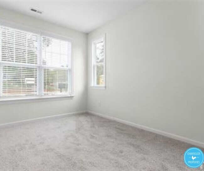 Building Photo - 2034 Chipley Dr