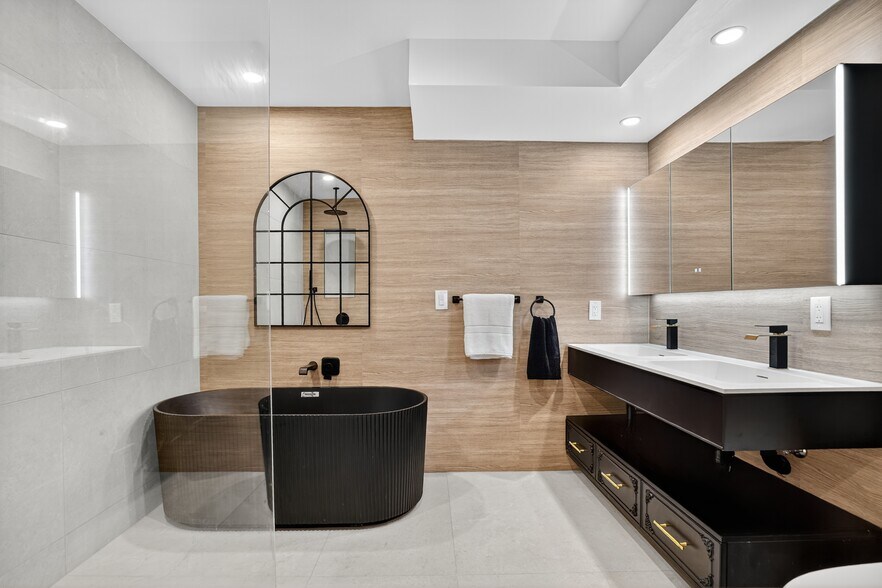 Master bathroom - 8541 Alcott St